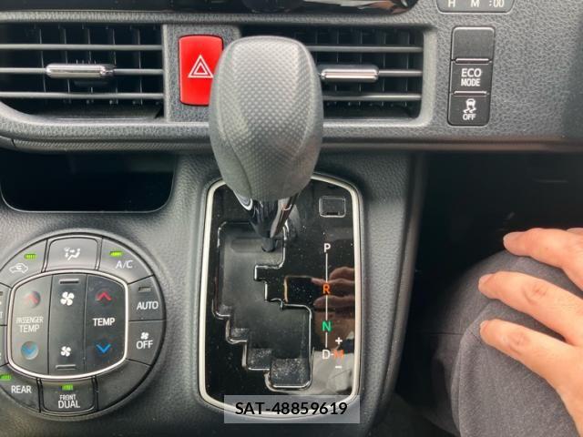 Toyota VOXY 2017-10 8882901-20