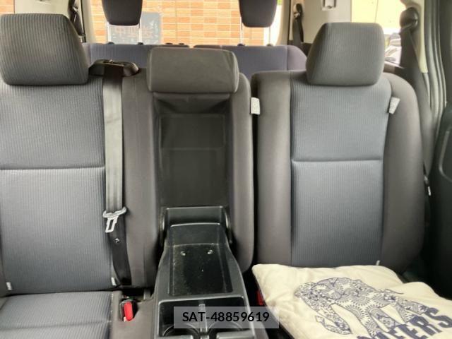 Toyota VOXY 2017-10 8882901-22
