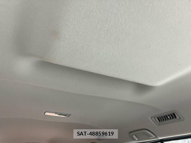 Toyota VOXY 2017-10 8882901-23