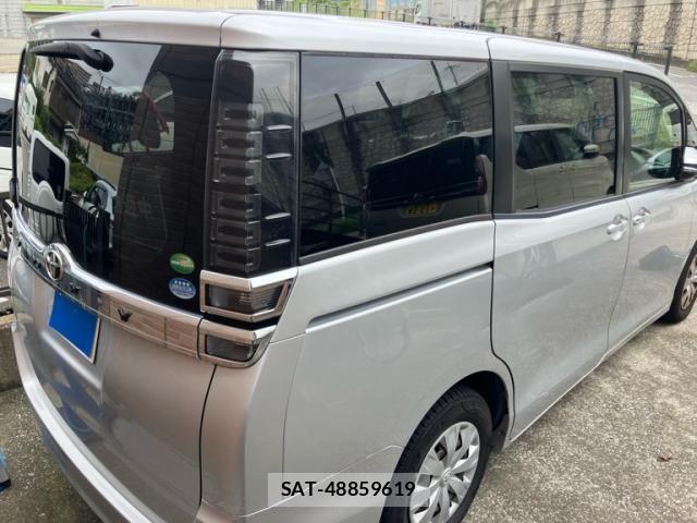 Toyota VOXY 2017-10 8882901-2