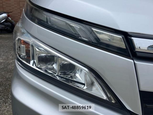 Toyota VOXY 2017-10 8882901-3