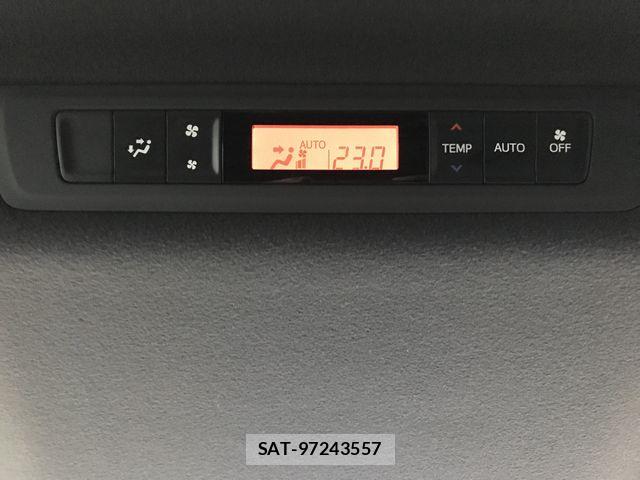 Toyota VOXY 2018-12 8882876-20