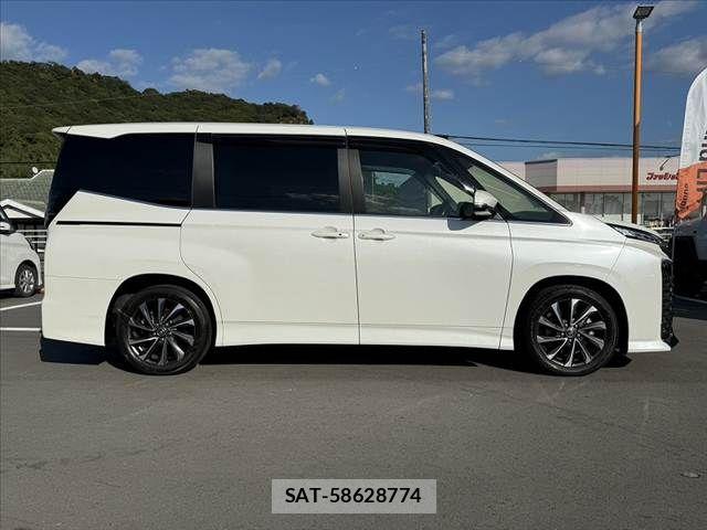 Toyota VOXY 2022-03 8882870-10