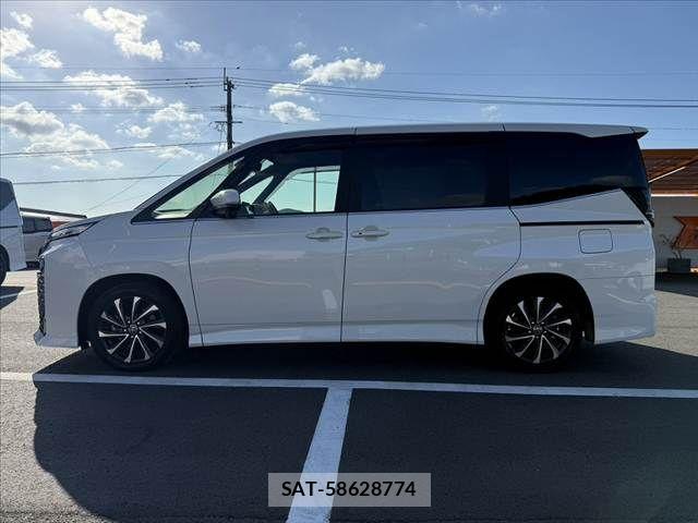 Toyota VOXY 2022-03 8882870-11