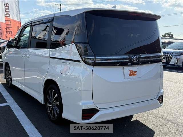 Toyota VOXY 2022-03 8882870-12