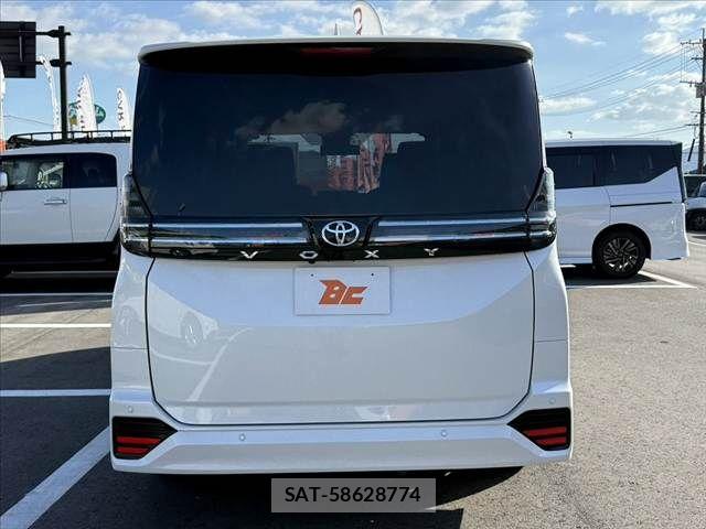 Toyota VOXY 2022-03 8882870-13