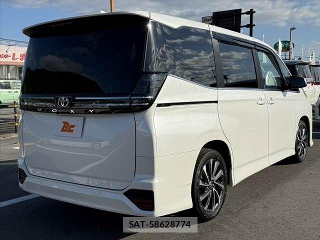 Toyota VOXY 2022-03 8882870-14