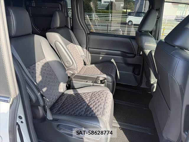 Toyota VOXY 2022-03 8882870-16