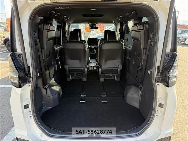Toyota VOXY 2022-03 8882870-21