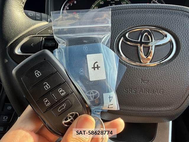 Toyota VOXY 2022-03 8882870-6