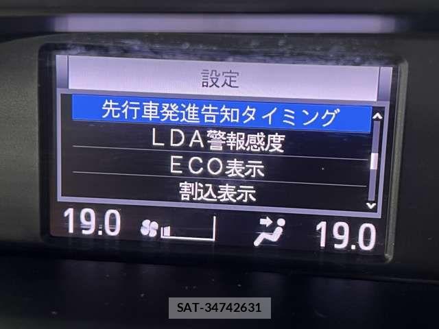 Toyota VOXY 2019-09 8882882-10
