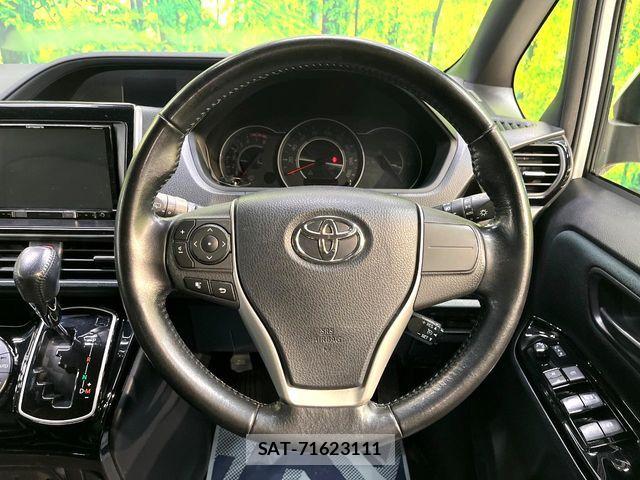 Toyota VOXY 2017-08 8882884-11