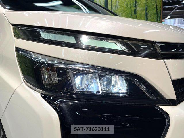 Toyota VOXY 2017-08 8882884-12