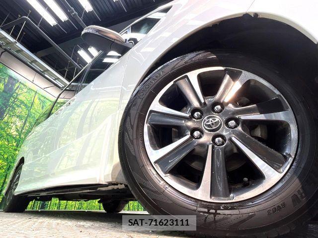 Toyota VOXY 2017-08 8882884-13
