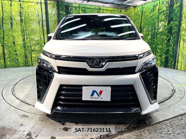 Toyota VOXY 2017-08 8882884-14