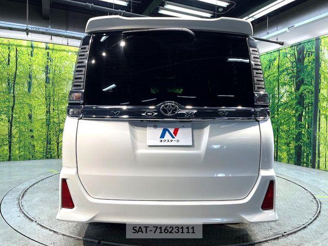 Toyota VOXY 2017-08 8882884-15