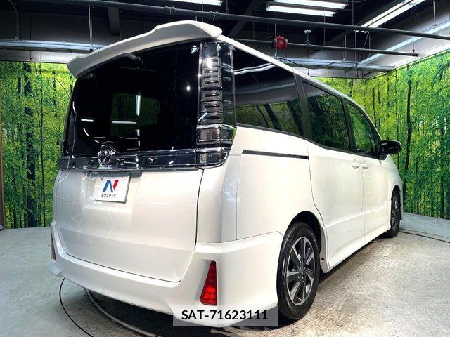 Toyota VOXY 2017-08 8882884-17