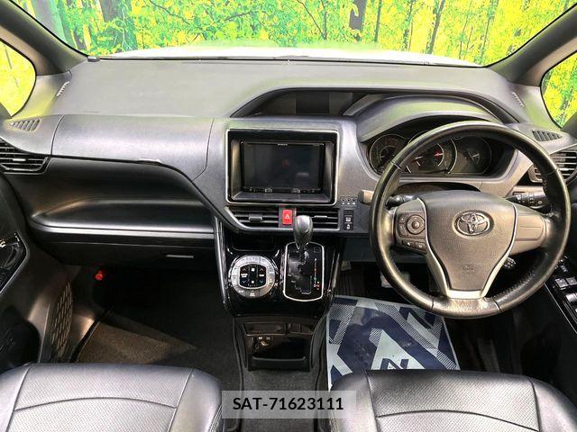 Toyota VOXY 2017-08 8882884-1