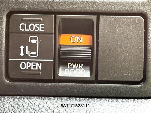 Toyota VOXY 2017-08 8882884-2