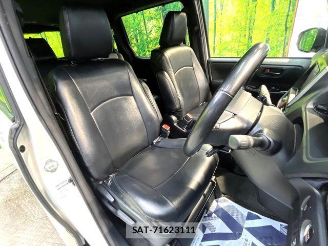 Toyota VOXY 2017-08 8882884-7