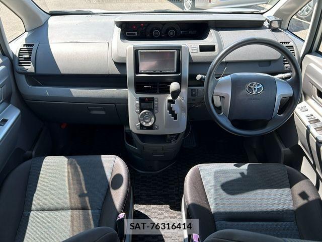 Toyota VOXY 2009-10 8882907-13