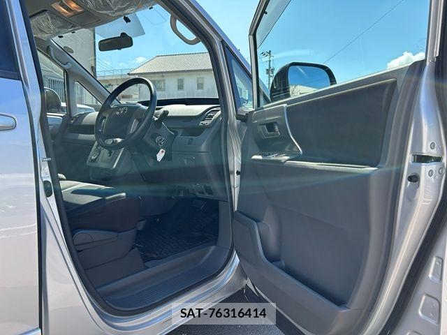 Toyota VOXY 2009-10 8882907-14
