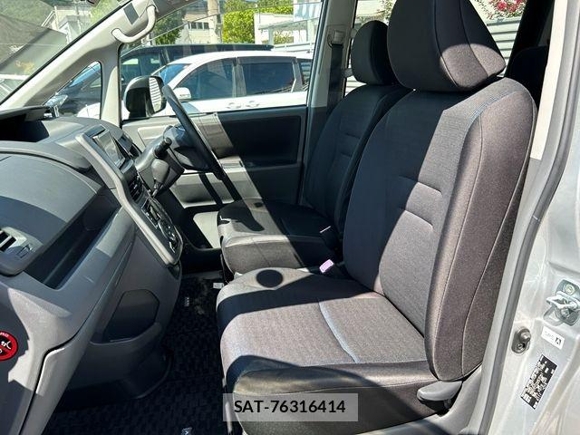 Toyota VOXY 2009-10 8882907-16