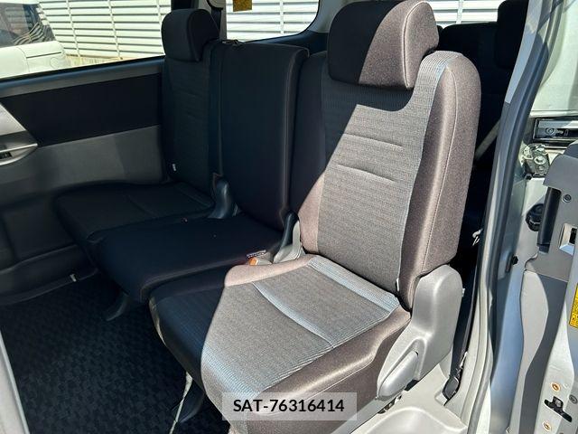 Toyota VOXY 2009-10 8882907-17