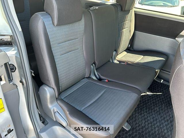 Toyota VOXY 2009-10 8882907-18