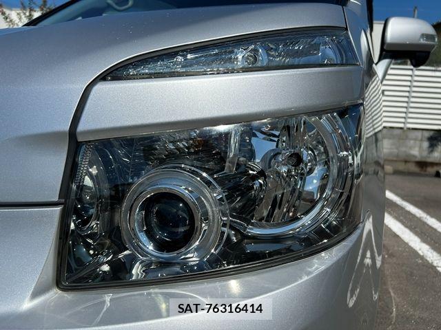 Toyota VOXY 2009-10 8882907-24