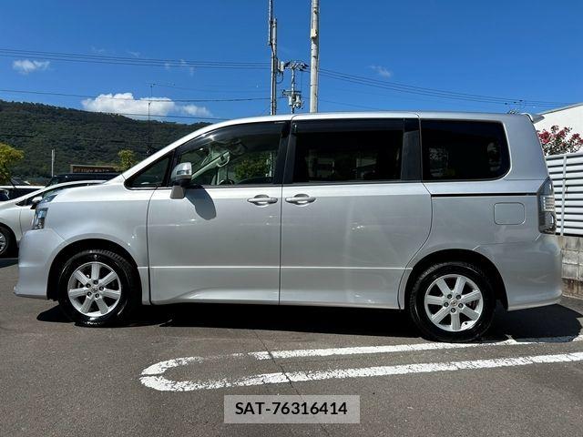 Toyota VOXY 2009-10 8882907-4