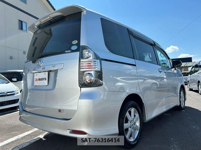 Toyota VOXY 2009-10 8882907-6
