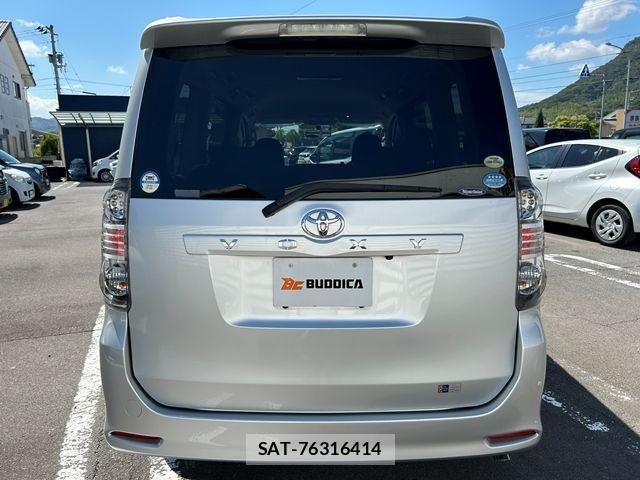 Toyota VOXY 2009-10 8882907-7