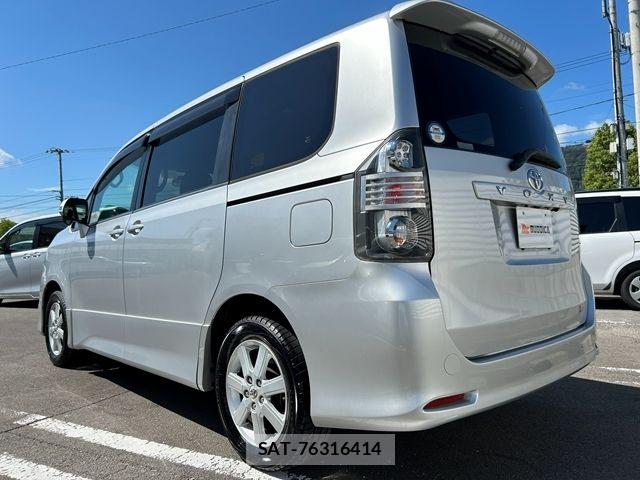 Toyota VOXY 2009-10 8882907-8