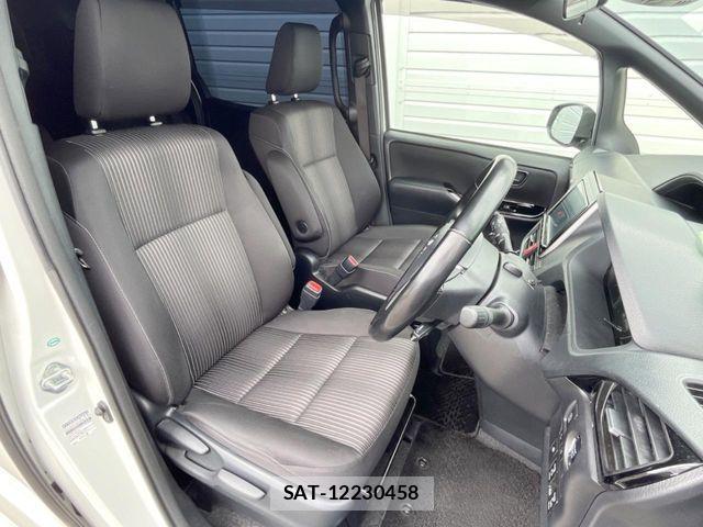 Toyota VOXY 2018-03 8882881-9