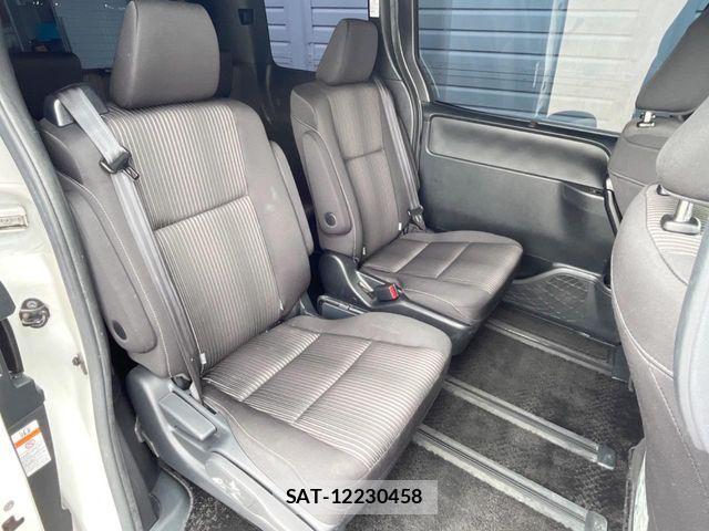 Toyota VOXY 2018-03 8882881-10