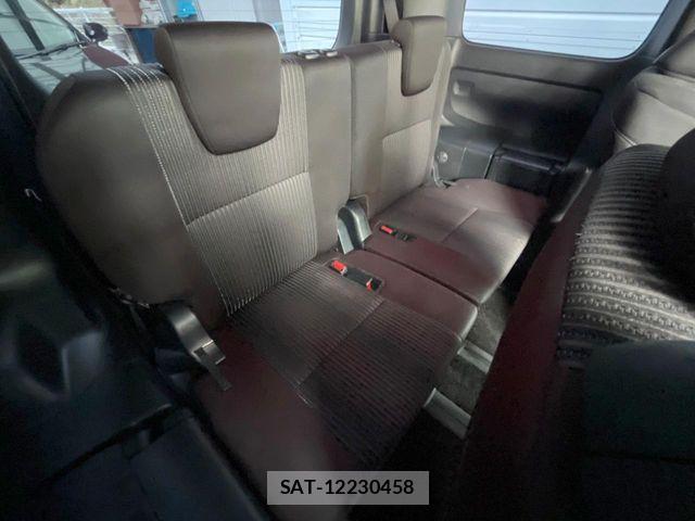 Toyota VOXY 2018-03 8882881-11