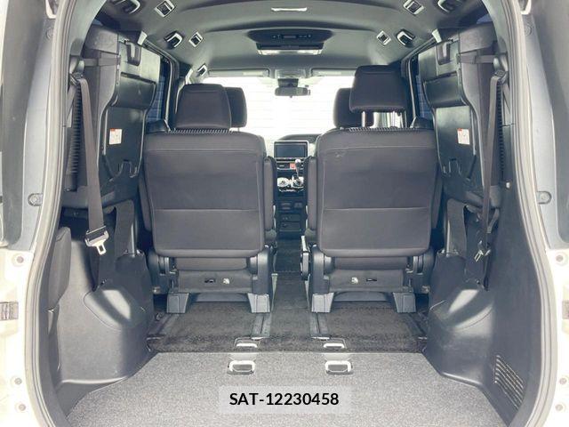Toyota VOXY 2018-03 8882881-12