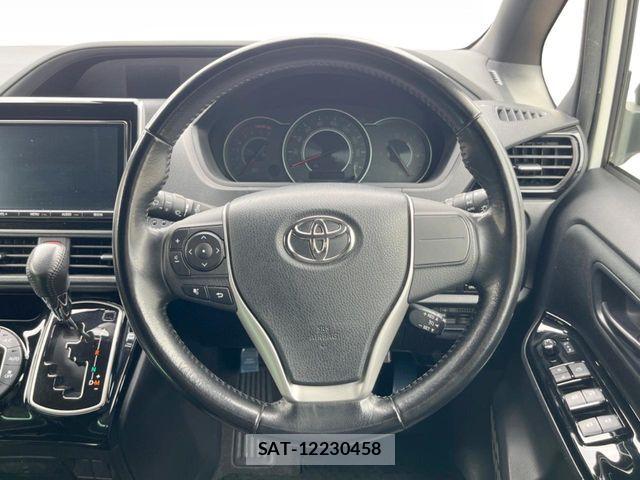Toyota VOXY 2018-03 8882881-13