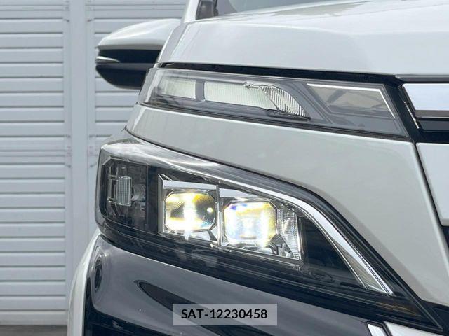 Toyota VOXY 2018-03 8882881-14