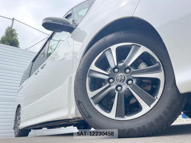 Toyota VOXY 2018-03 8882881-15