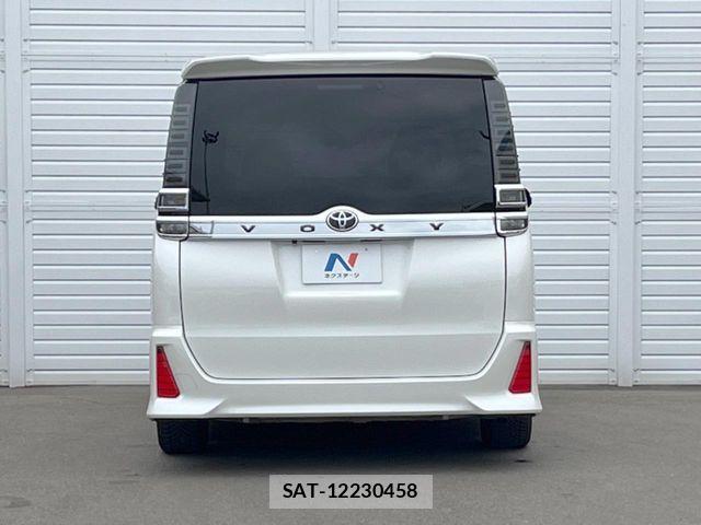 Toyota VOXY 2018-03 8882881-17