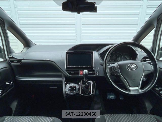 Toyota VOXY 2018-03 8882881-1