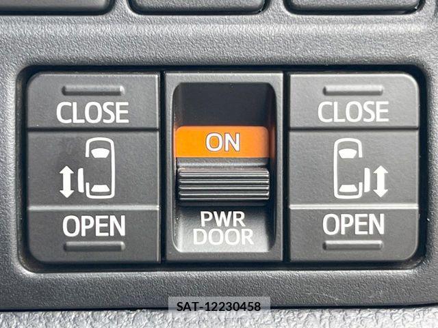 Toyota VOXY 2018-03 8882881-3