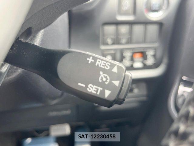 Toyota VOXY 2018-03 8882881-7