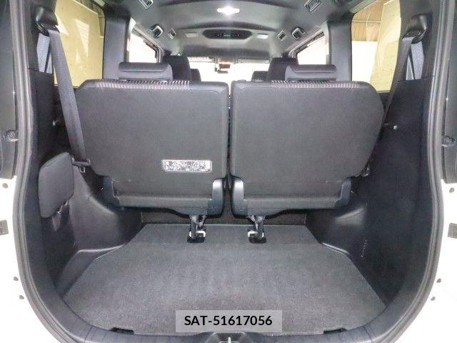 Toyota VOXY 2019-02 8882878-11