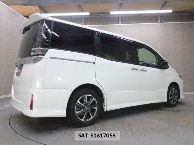 Toyota VOXY 2019-02 8882878-1