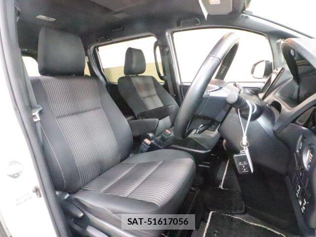 Toyota VOXY 2019-02 8882878-3