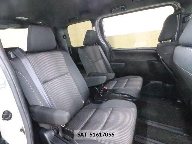 Toyota VOXY 2019-02 8882878-4