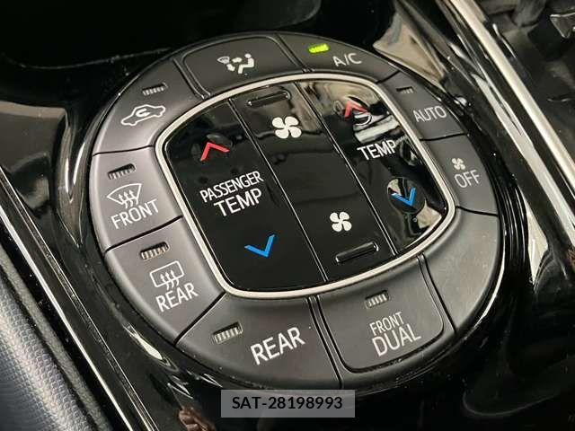 Toyota VOXY 2017-03 8882885-10